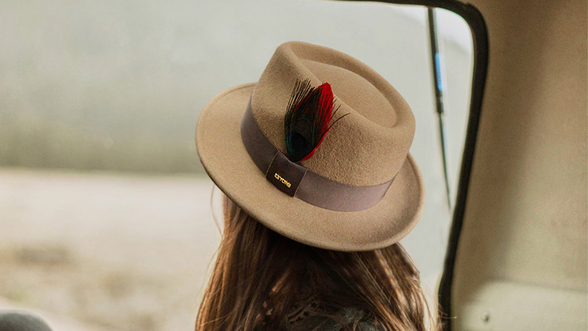 Why you should choose a Fedora with a feather? Reasons for popularity.